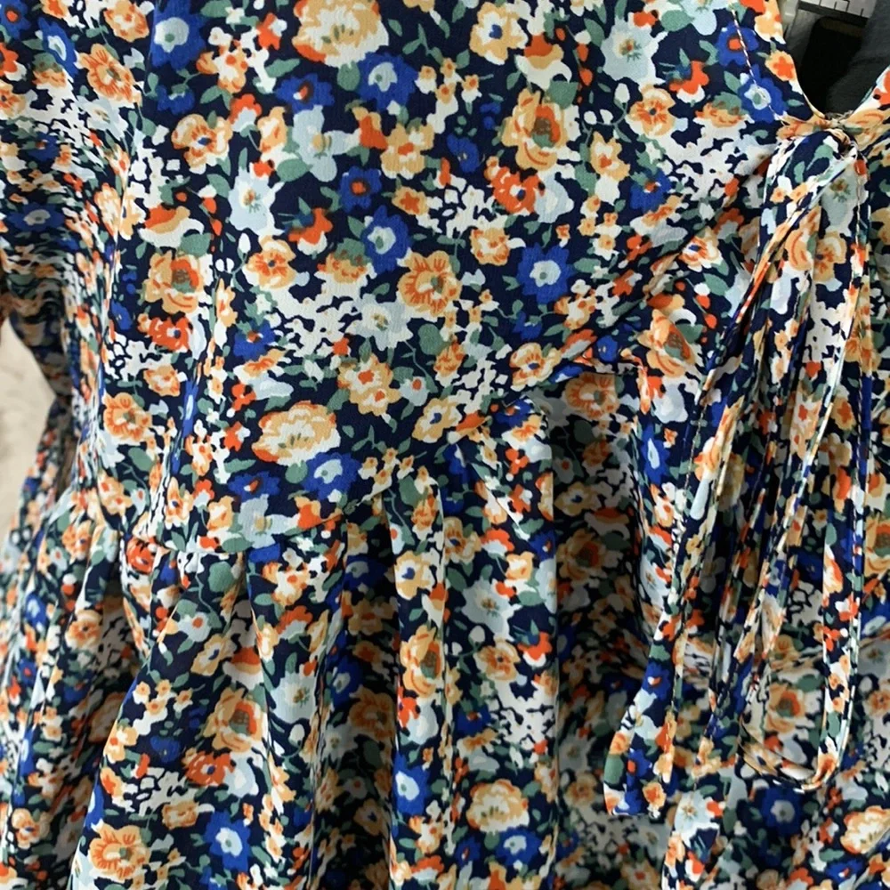❌SOLD❌SHEIN Ditzy Floral Top - Picture 3 of 6